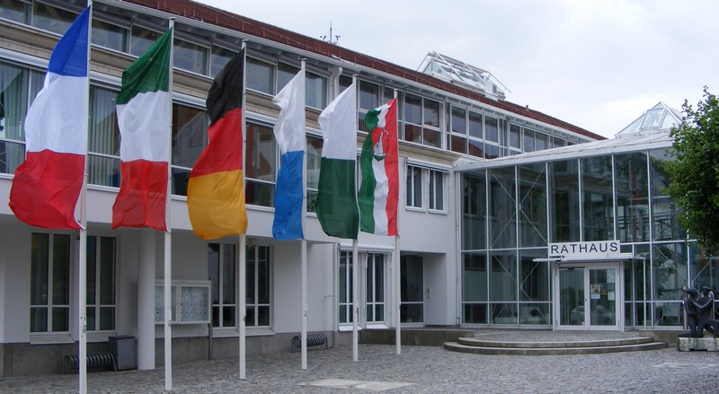 Die
                  Fahnen der Partnerl�nder vor dem Rathaus